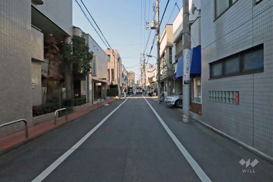 敷地北側の前面道路(東側から)