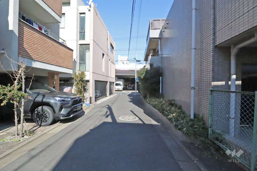 敷地西側の前面道路(南側から)