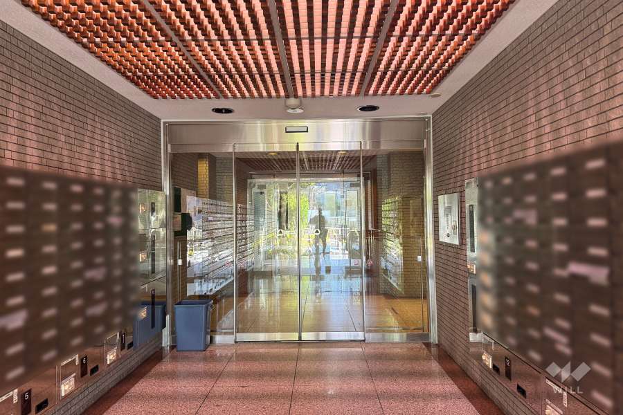 エントランスはオートロック付きです。