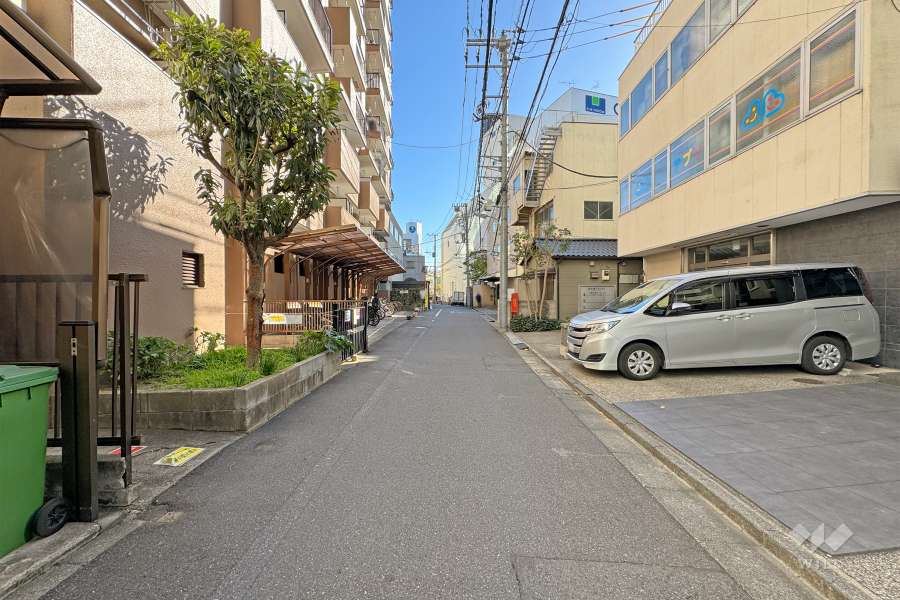 敷地南側の前面道路（西側から）