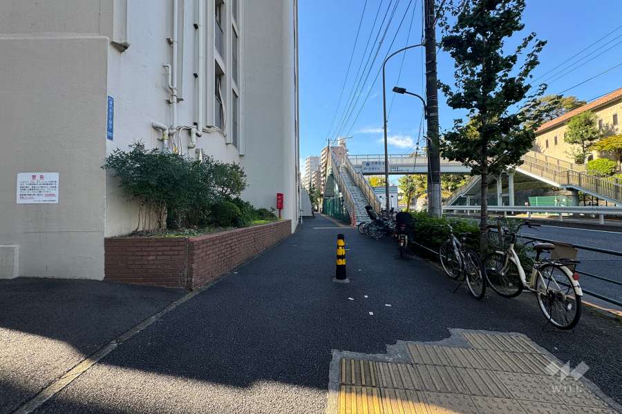 敷地北西側の前面道路（東側から）