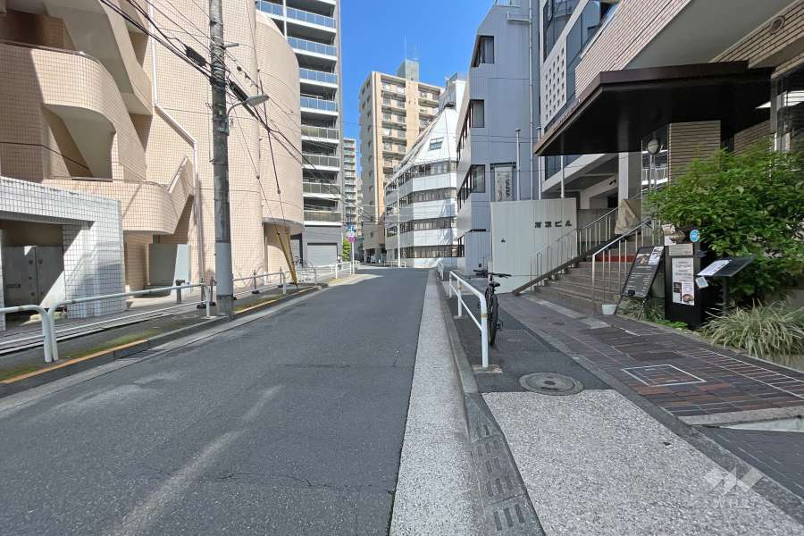 敷地西側の前面道路（南側から）