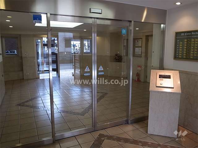 エントランスはオートロック付きです。