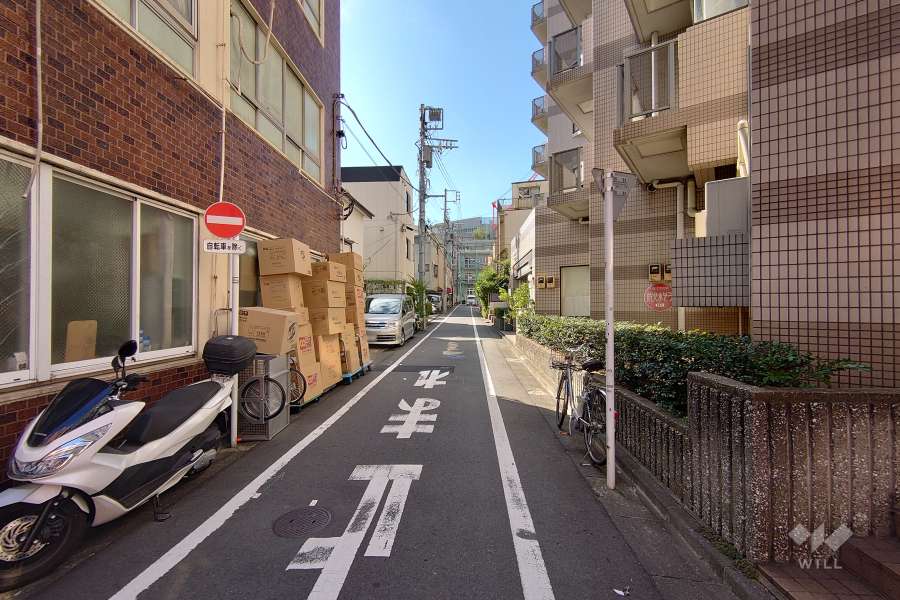 敷地東側の前面道路（北側から）