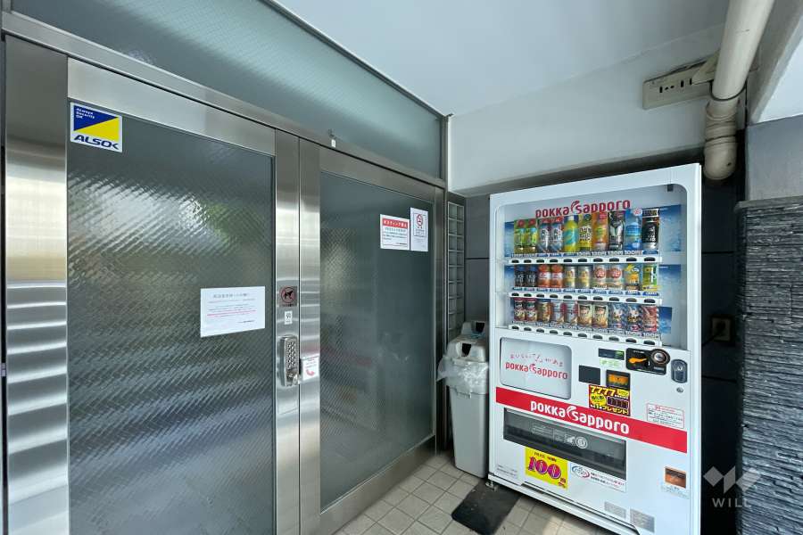 エントランスはオートロック付きです。