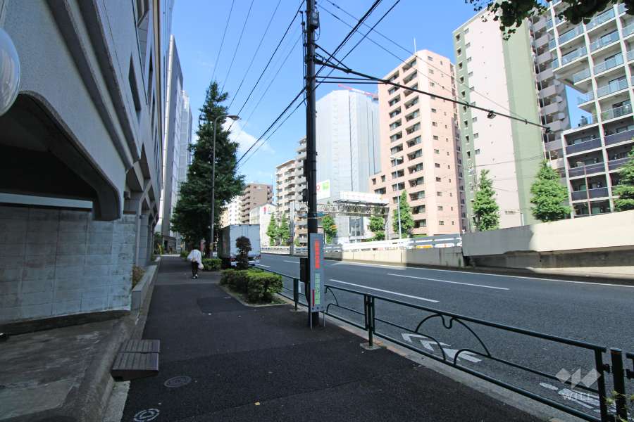 敷地北西側の前面道路（北東側から）