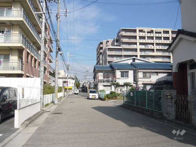 周辺の街並み（マンションと一戸建てが混在しています）