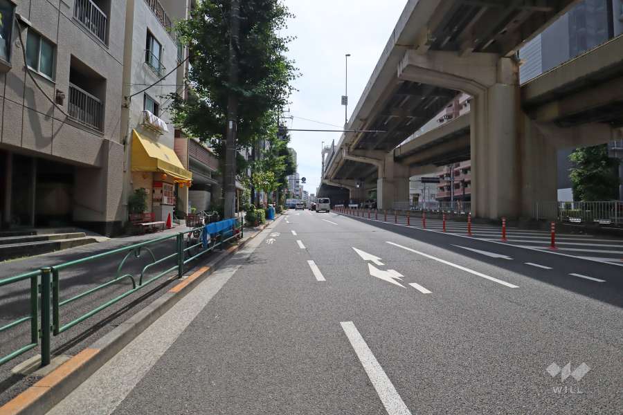 敷地北西側の前面道路(北側から)