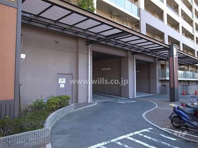 駐車場の出入り口。左が入り口、右が出口です。