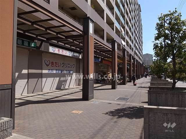 建物1階部分には店舗が入っています。