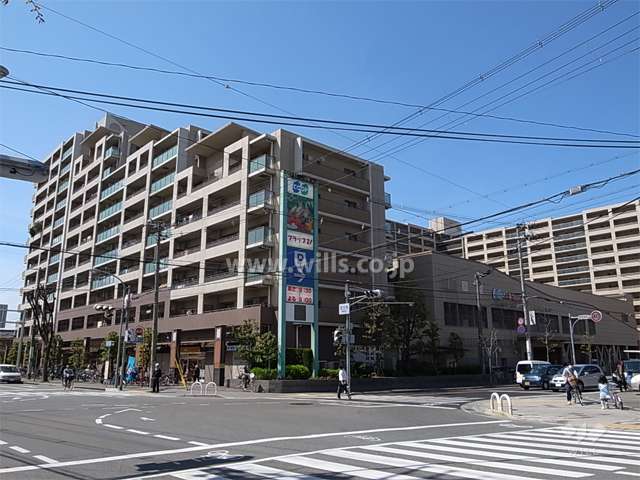 フレアージュ塚口の外観（北東側から）　敷地の北東側は交差点に面しています。