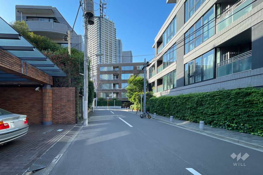 敷地東側の前面道路（南側から）