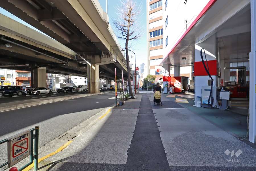 敷地西側は、都道2号や首都高速2号線に面しています。