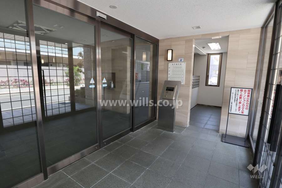 エントランスはオートロック付きです。