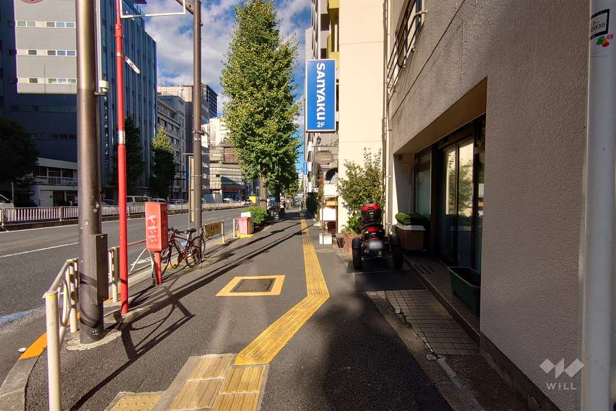 敷地西側の前面道路