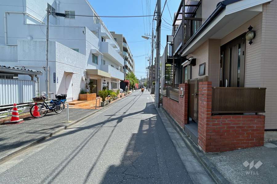 敷地西側の前面道路