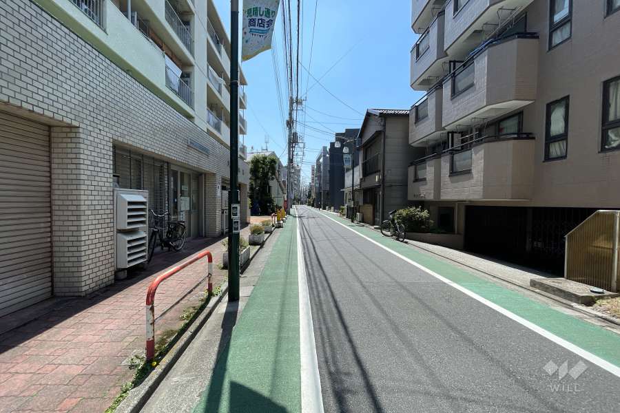 敷地西側の前面道路