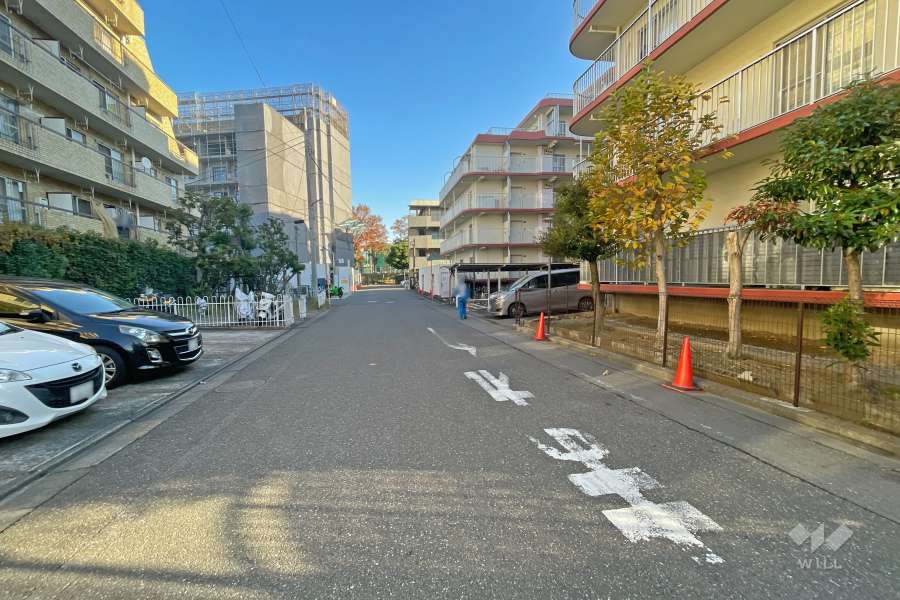敷地北東側の前面道路（北西側から）