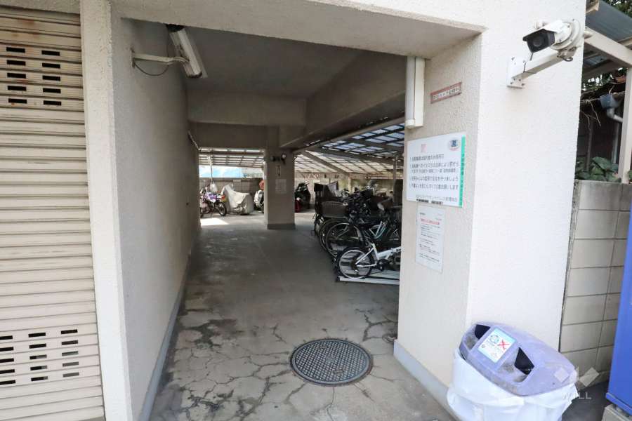 バイク置場と駐輪場