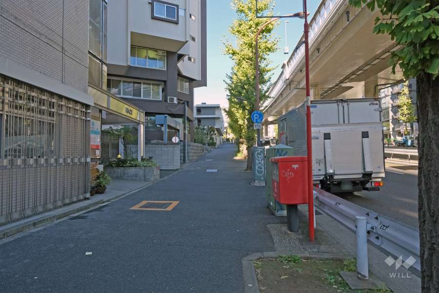 敷地の東側前面道路は北品川四谷線です。（南側から）