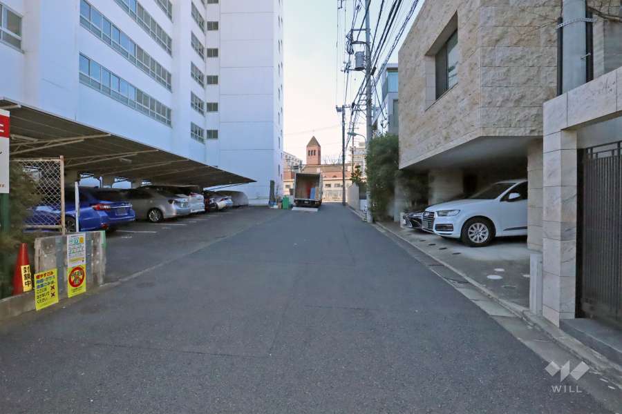 敷地北西側の前面道路(側から)