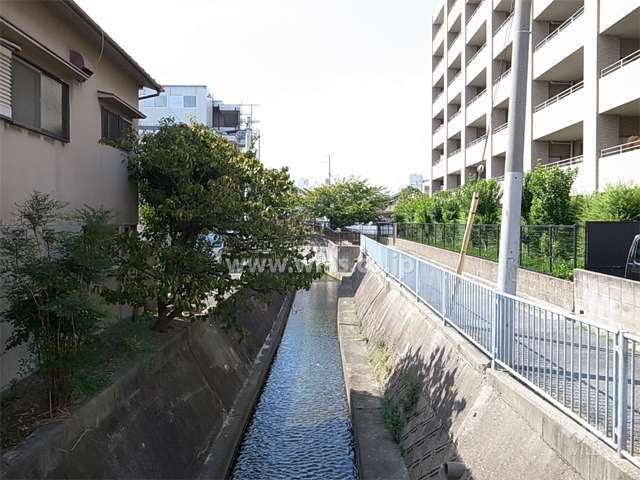 敷地の南側には水路が流れています。