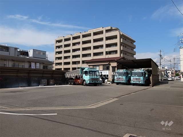 周辺は一戸建てとマンションが混在する静かな住宅地です。