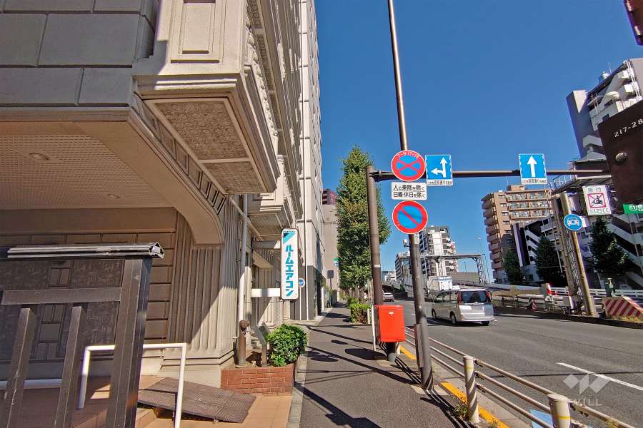 敷地西側の前面道路（南側から）