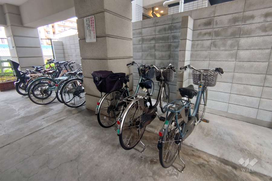 敷地東側の前面道路は国道1号線に面しています。