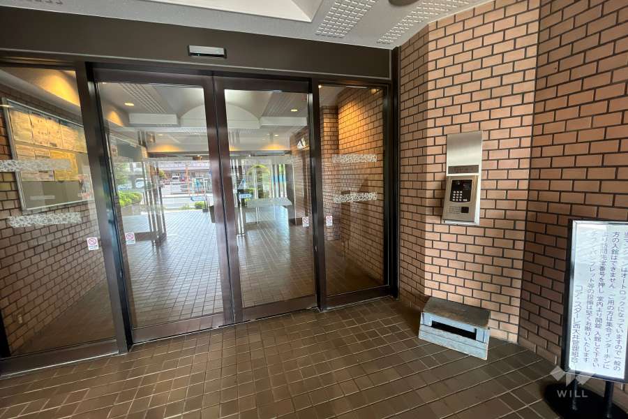 エントランスはオートロック付きです。