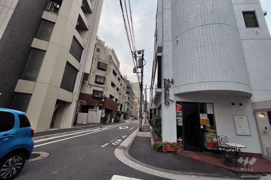 敷地南側の前面道路（東側から）