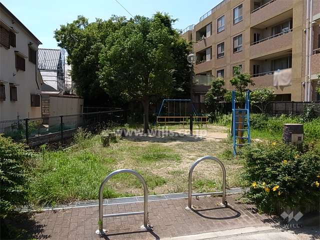 敷地南側に隣接して公園があります。