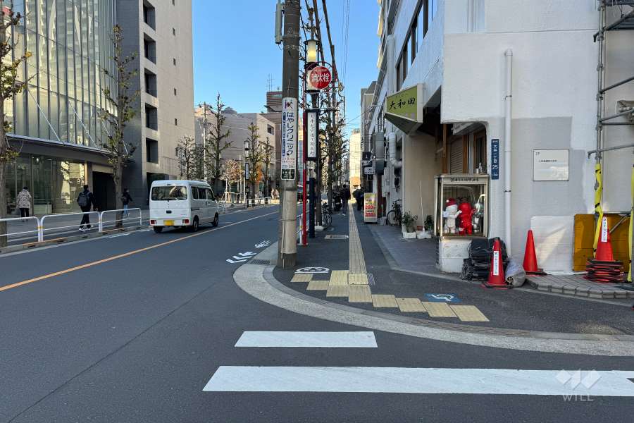 敷地の南側前面道路（東側から）