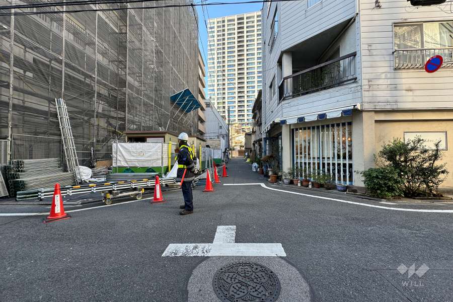 敷地の北側前面道路（東側から）