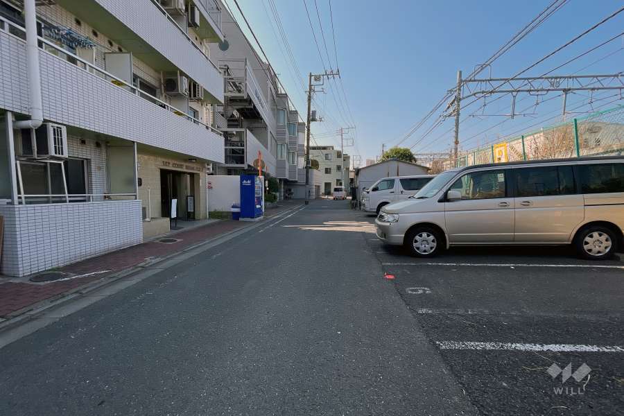 敷地の西側の前面道路（北側から）