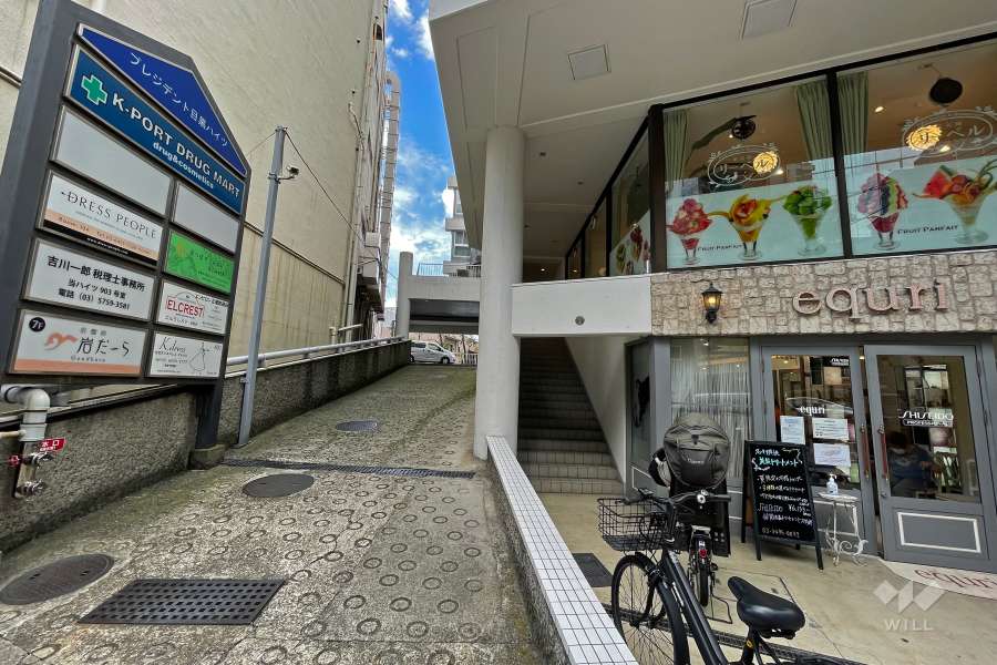 周辺は住宅の他、店舗や事務所などが混在する街です。