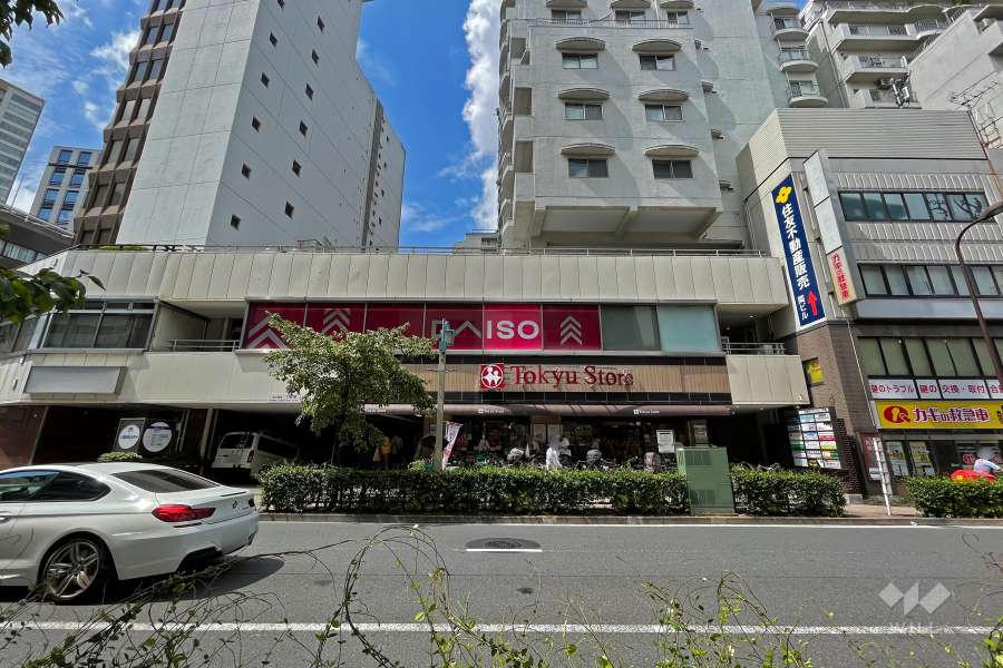 周辺は住宅の他、店舗や事務所などが混在する街です。