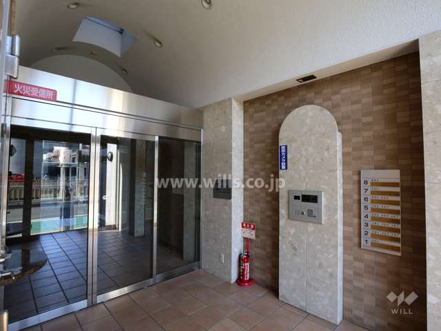 エントランスはオートロック付き。天井はドーム天井になっています。