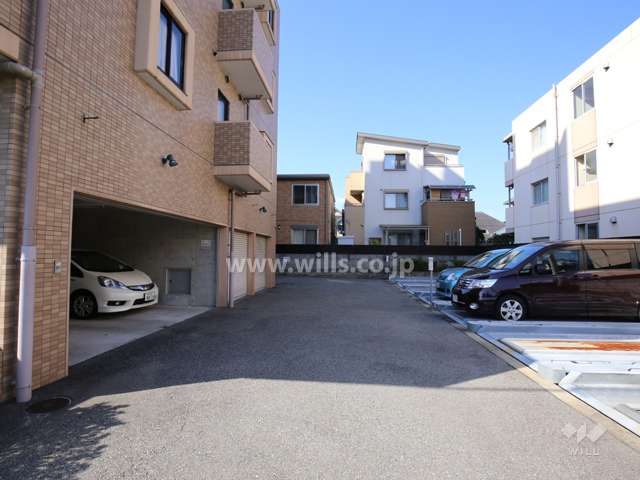 敷地内駐車場（屋外機械式と屋内平面式）