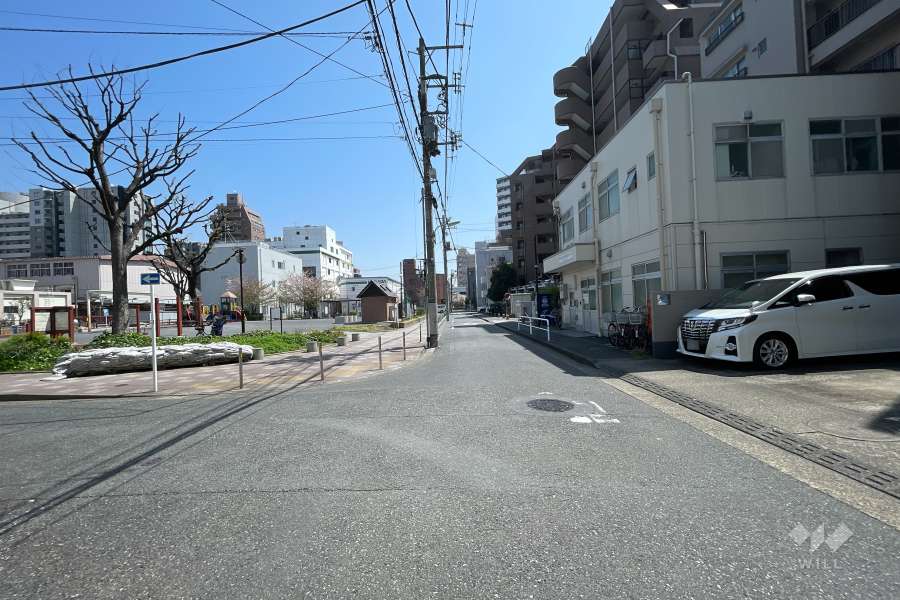 敷地北東側の前面道路（西側から）