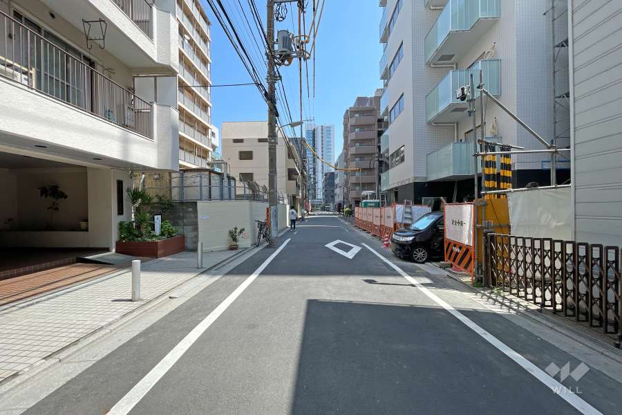 敷地南側の前面道路（南東側から）