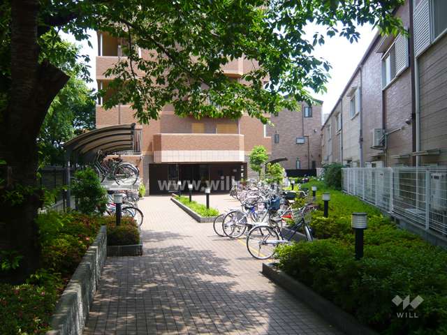 緑豊かなエントランスアプローチ