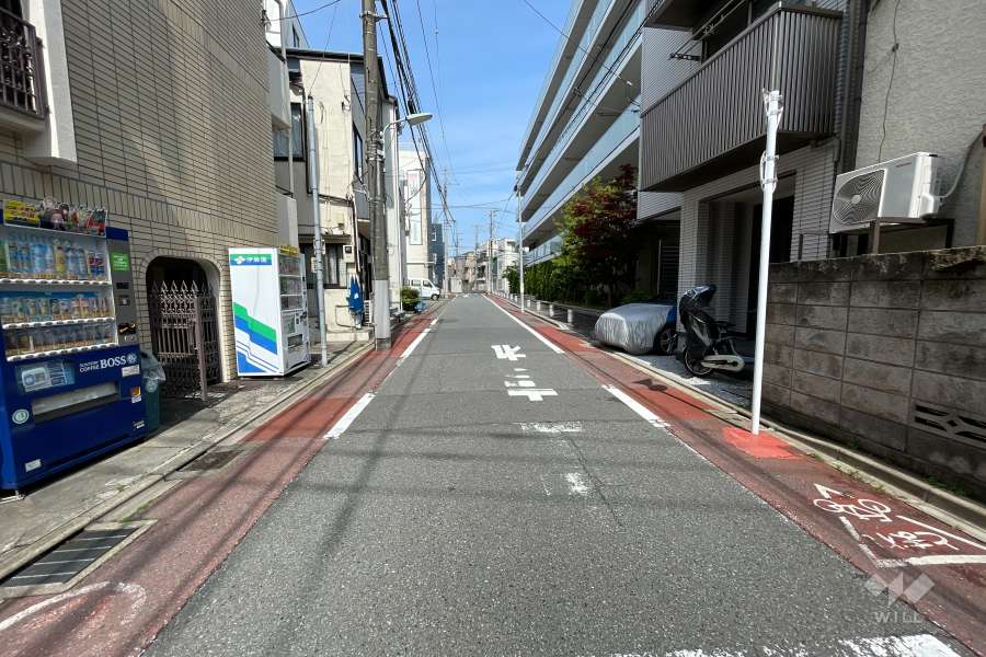 敷地北東側の前面道路（南東側から）