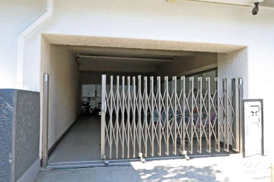 屋内に設けられた駐輪場（敷地北東側）