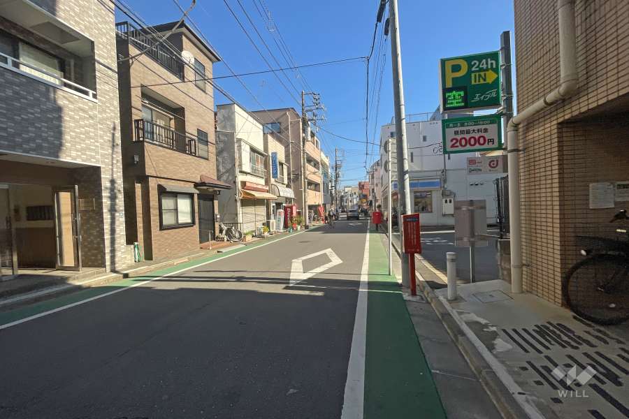 敷地北側の前面道路（西側から）