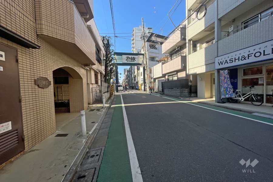 敷地北側の前面道路（東側から）