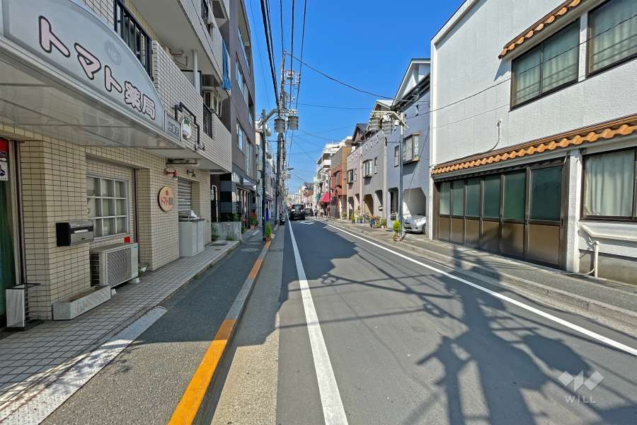 敷地南東側全面道路は三間通りです（南西側から）。