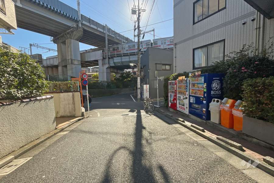 敷地西側の前面道路（北側から）