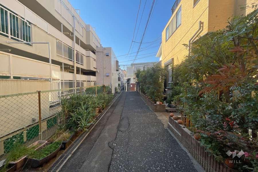 敷地北側の前面道路（東側から）