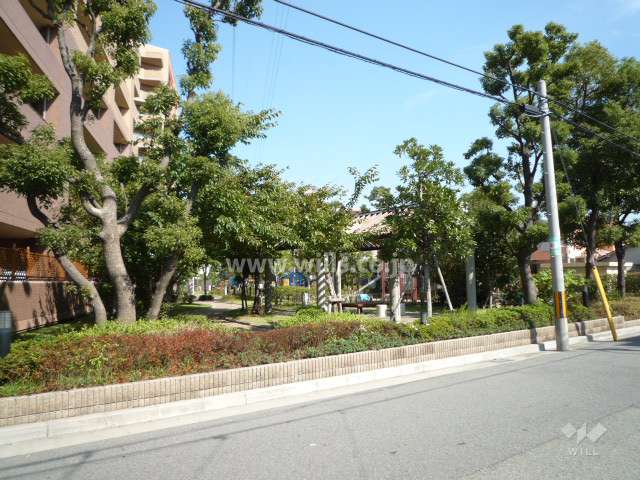 ユニハイム園田弐番館の隣にある公園